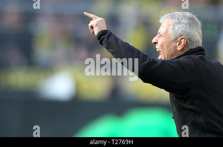 Dortmund, Deutschland. Am 30. März 2019. Head Coach Lucien Favre von Borussia Dortmund gesehen gestikuliert während dem Bundesligaspiel zwischen Borussia Dortmund und dem VfL Wolfsburg am Signal Iduna Park. (Endstand; Borussia Dortmund 2:0 VfL Wolfsburg) Credit: SOPA Images Limited/Alamy leben Nachrichten Stockfoto