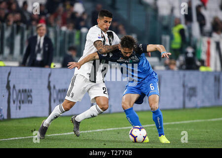 Turin, Italien. 30 Mär, 2019. FC Juventus von Joao Cancelo (L) Mias mit Empoli Marko Pajac (R) während einer Serie ein Fußballspiel zwischen Juventus Turin und Empoli in Turin, Italien, 30. März 2019. Juventus Turin gewann 1:0. Credit: Alberto Lingria/Xinhua/Alamy leben Nachrichten Stockfoto