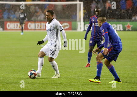 Cincinnati, Ohio, USA. 30 Mär, 2019. Der Philadelphia Marco Fabian spielt den Ball bei einem MLS Fußball-Spiel zwischen dem FC Cincinnati und Portland an Nippert Stadion in Cincinnati, Ohio. Kevin Schultz/CSM/Alamy leben Nachrichten Stockfoto