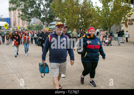 Adelaide Australien zum 31. März 2019. Fans kommen an der Adelaide Oval für die 2019 Frauen des AFL Grand Final zwischen Adelaide Crows und Carlton Football Club. Die AFLW ist ein Australian Football Liga für weibliche Spieler mit der ersten Saison der Liga im Februar 2017 Credit begann: Amer ghazzal/Alamy leben Nachrichten Stockfoto