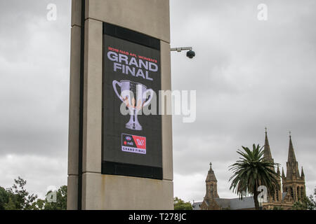 Adelaide Australien zum 31. März 2019. Fans kommen an der Adelaide Oval für die 2019 Frauen des AFL Grand Final zwischen Adelaide Crows und Carlton Football Club. Die AFLW ist ein Australian Football Liga für weibliche Spieler mit der ersten Saison der Liga im Februar 2017 Credit begann: Amer ghazzal/Alamy leben Nachrichten Stockfoto