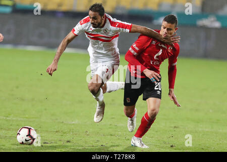 Alexandria, Ägypten. 30 Mär, 2019. Saad Samir (R) von Al-Ahly konkurriert während eines ägyptischen Premier League football Match gegen Zamalek in Borg El Arab Stadion in Alexandria, Ägypten, am 30. März 2019. Mit al-ahly Zamalek 0-0 gebunden. Credit: Ahmed Gomaa/Xinhua/Alamy leben Nachrichten Stockfoto