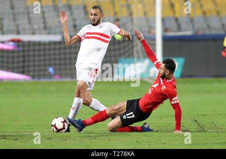 Alexandria, Ägypten. 30 Mär, 2019. Amr El Solia (R) von Al-Ahly konkurriert während eines ägyptischen Premier League football Match gegen Zamalek in Borg El Arab Stadion in Alexandria, Ägypten, am 30. März 2019. Mit al-ahly Zamalek 0-0 gebunden. Credit: Ahmed Gomaa/Xinhua/Alamy leben Nachrichten Stockfoto