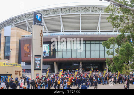 Adelaide Australien zum 31. März 2019. Fans kommen an der Adelaide Oval für die 2019 Frauen des AFL Grand Final zwischen Adelaide Crows und Carlton Football Club. Die AFLW ist ein Australian Football Liga für weibliche Spieler mit der ersten Saison der Liga im Februar 2017 Credit begann: Amer ghazzal/Alamy leben Nachrichten Stockfoto