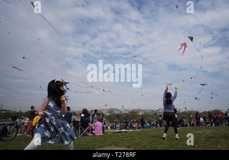 Washington, DC, USA. 30 Mär, 2019. Leute fliegen Drachen während der Kirschblüte Kite Festival in Washington, DC, USA, am 30. März 2019. Der kite Festival ist eines der am meisten erwarteten Events während des jährlichen National Cherry Blossom Festival, von März 20 bis April 14. Quelle: Liu Jie/Xinhua/Alamy leben Nachrichten Stockfoto