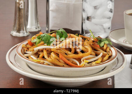 Karamellisierten Nudeln mit Pilzen und Gemüse Stockfoto