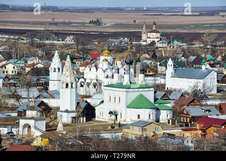 = Klöster und Kirchen von Susdal im Frühling = aus der Vogelperspektive von einem 72 Meter hohen Glockenturm der Rizopolozhensky Kloster auf dem Numero Stockfoto