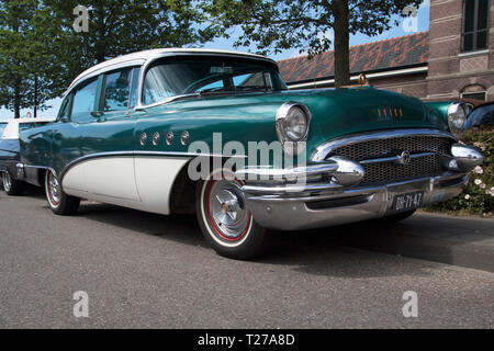 MEDEMBLIK, NIEDERLANDE, - Juli 28: weiß und grün metallic Buick Roadmaster 1955 während einer Oldtimer-show Stockfoto