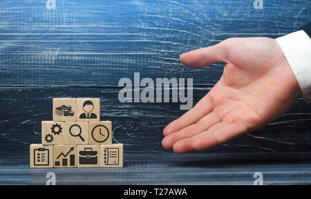 Die Hand eines Geschäftsmannes präsentiert ein Rezept von Business Elemente und Attribute, die für ein erfolgreiches Geschäft. Die richtige Konstruktion und Struktur der Stockfoto