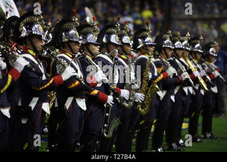 Buenos Aires, Argentinien - 30. März 2019: argentinische Armee Musik Band spielt vor einem Fußballspiel in Erinnerung an die Malvinas Krieg in Buenos Aires, Argentinien gefallen beginnt Stockfoto