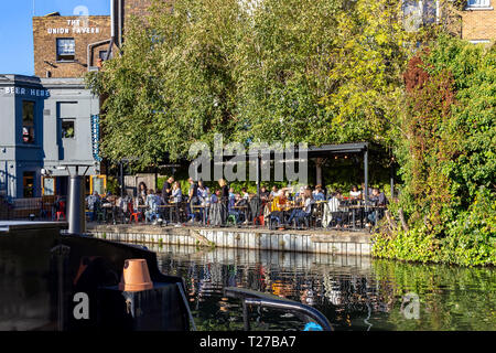 LONDON, Großbritannien - 21.Oktober 2018: die Menschen beim Mittagessen in einer Taverne auf dem Kanal Banken an der Regent's Canal in der Nähe der Paddington in Little Venice, London - England, Stockfoto