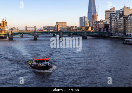 LONDON, Großbritannien - 13.Dezember, 2018: Boot durch das Wasser in einem Blue Bay Themse London Stockfoto