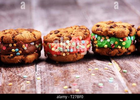 Eis Sandwiches. Chocolate Chip Cookie Ice Cream Sandwich auf Tisch Stockfoto