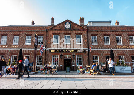 Vor dem Old Customs House Pub Gunwharf Quays in Portsmouth, Großbritannien Stockfoto