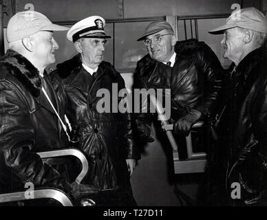 Fleet Admiral Chester W. Nimitz, USN, Fleet Admiral William D. Leahy, USN, Präsident Harry S. Truman und Vice Admiral Marc A. Mitscher, USN (von links nach rechts) auf der Brücke der USS-Franklin D. Roosevelt (CVB-42), dem Flaggschiff der Achten Flotte, bei Manövern aus dem Virginia Umhänge, 24. April 1946. Usa Stockfoto