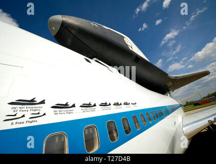 Das space shuttle Enterprise gesehen wird, an der Spitze der NASA 747 Shuttle Carrier Aircraft (SCA) an der Washington Dulles International Airport, Samstag, 21. April 2012, in Sterling, Virginia gemalten Grafiken Linie die Seite der NASA 905 Darstellung der verschiedenen Fähre Flüge mit dem Shuttle Carrier Aircraft während des Space Shuttle Programms unterstützt hat. Stockfoto