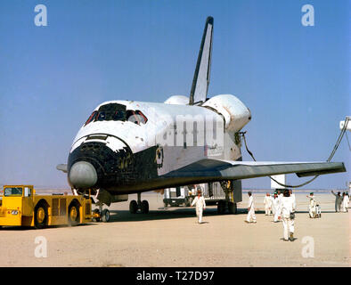 Das Space Shuttle Columbia am Rogers Dry lakebed auf der Edwards AFB nach der Landung der ersten orbitalen Mission am 14. April 1981 abzuschließen. Techniker abgeschleppt den Shuttle zurück zum NASA Dryden Flight Research Center für post-Flug Verarbeitung und Vorbereitung für eine Rückkehr der Fähre Flug auf einem modifizierten 747 zum Kennedy Space Center in Florida. Stockfoto