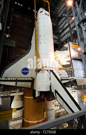 CAPE Canaveral, Florida-- Im Vehicle Assembly Building des NASA Kennedy Space Center in Florida, Shuttle Endeavour ist in Ort, wo es an seinem externen Kraftstofftank und Solid Rocket Booster angeschlossen wird gesenkt, die bereits auf dem Mobile Launcher Plattform positioniert. Stockfoto