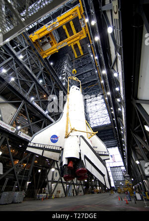 CAPE CANAVERAL - ein großes, gelbes, Metall schlinge Aufzüge Shuttle Endeavour aus der Gang in eine Bucht des Vehicle Assembly Building des NASA Kennedy Space Center in Florida. In der bucht, wird der Raumtransporter an seinem externen Kraftstofftank und Solid Rocket Booster angeschlossen werden. Endeavour ist gezielt zu Kennedy's Launch Pad 39A für seine letzten Mission STS-134, am 9. März. Stockfoto