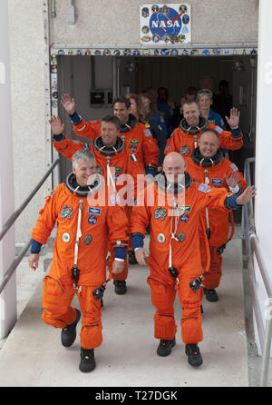 CAPE CANAVERAL, Fla.---- Space Shuttle Endeavour sechs STS-134 Astronauten, in Ihrer Orange launch gekleidet - und - Eintrag passt, Wave, die Medien und andere Zuschauer, wie sie in Richtung der Astro-van vor der Operationen und Kasse Gebäude des NASA Kennedy Space Center in Florida geparkt. Wegweisend sind Commander Mark Kelly, rechts, und Pilot Greg H. Johnson. Hinter Kelly sind Mannschaftskollegen Michael Fincke und Andrew Feustel. Hinter Johnson sind Mannschaftskollegen Roberto Vittori mit der Europäischen Weltraumorganisation und Greg Chamitoff. Stockfoto