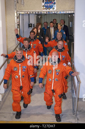 CAPE CANAVERAL, Fla.---- Space Shuttle Endeavour sechs STS-134 Astronauten, in Ihrer Orange launch gekleidet - und - Eintrag passt, Wave, die Medien und andere Zuschauer, wie sie in Richtung der Astro-van vor der Operationen und Kasse Gebäude des NASA Kennedy Space Center in Florida geparkt. Wegweisend sind Pilot Greg H. Johnson, der vordere linke und der Commander Mark Kelly, vorne rechts. Hinter Johnson sind Mission Spezialisten Roberto Vittori mit der Europäischen Weltraumorganisation und Greg Chamitoff. Hinter Kelly sind Missionsspezialisten Michael Fincke und Andrew Feustel. Stockfoto