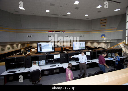 CAPE Canaveral, Florida-An der neu gestalteten Launch Control Center Young-Crippen Feuern Zimmer im Kennedy Space Center der NASA in Florida, technische Direktion Personal die kürzlich hinzugefügten Space Command & Control System, die für die Einführung der Zukunft bemannte Fahrzeuge verwendet werden, wird sich zeigen. Wie Feuern Zimmer 1 in der Apollo Ära bekannt, es wurde als ein Tribut an das Space Shuttle Programm des ersten bemannten Mission STS-1, die von Commander John W. Young geflogen wurde und Pilot Robert L. Crippen im April 1981. Stockfoto