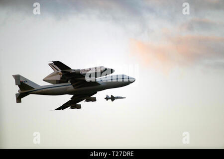 CAPE Canaveral, Florida-Space Shuttle Discovery, montiert auf einem Shuttle Carrier Aircraft, fliegt über die Shuttle Landing Facility des NASA Kennedy Space Center in Florida nach dem Vorbeiflug von Cocoa Beach und Patrick Air Force Base. Stockfoto