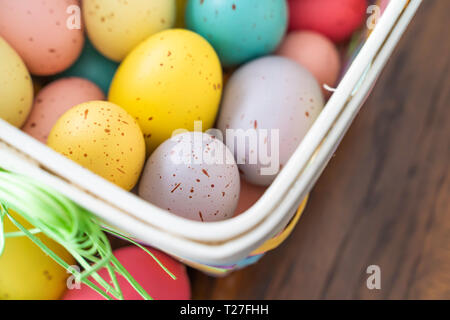 Bemalte Ostereier in bunten Korb Stockfoto