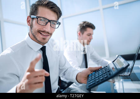 Junge Buchhalter mit einem Daumen hoch und Lächeln Stockfoto