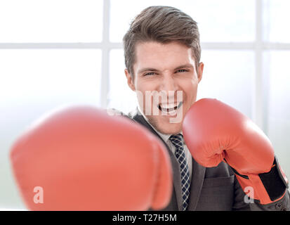 Happy Geschäftsmann in Boxhandschuhe Stockfoto