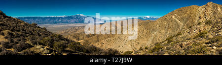 März 13, 2019 - Joshua Tree National Park, CA, USA - Tasten Viiew von San Bernadino Berge mit Schnee von Joshua Tree National Park im südlichen Kalifornien Stockfoto