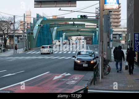 Jeden Tag habe ich Komagata Brücke auf dem Weg nach Kuramae Präfektur Station überschritten. Es ist eine perfekte Kombination aus Art-déco-Architektur & Blick auf moderne Tokio Skytree Stockfoto