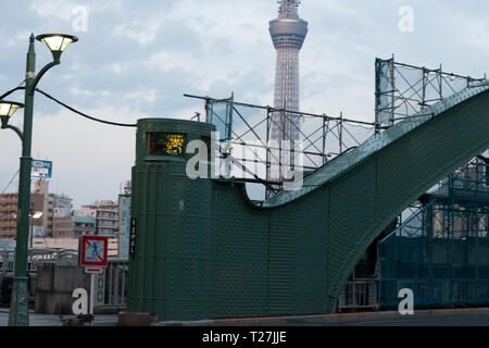 Jeden Tag habe ich Komagata Brücke auf dem Weg nach Kuramae Präfektur Station überschritten. Es ist eine perfekte Kombination aus Art-déco-Architektur & Blick auf moderne Tokio Skytree Stockfoto