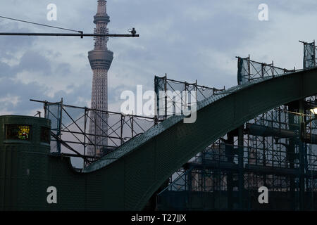 Jeden Tag habe ich Komagata Brücke auf dem Weg nach Kuramae Präfektur Station überschritten. Es ist eine perfekte Kombination aus Art-déco-Architektur & Blick auf moderne Tokio Skytree Stockfoto