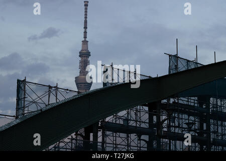 Jeden Tag habe ich Komagata Brücke auf dem Weg nach Kuramae Präfektur Station überschritten. Es ist eine perfekte Kombination aus Art-déco-Architektur & Blick auf moderne Tokio Skytree Stockfoto