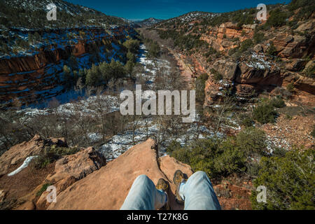 Februar 26, 2019, Sedona, AZ, USA - Wanderer Fotograf mit Blick auf Sedona, Arizona Canyon aftger den letzten Schnee Stockfoto