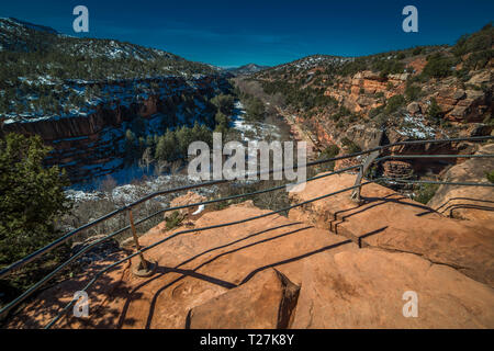 Februar 26, 2019, Sedona, AZ, USA - mit Blick auf von Sedona, Arizona Canyon aftger den letzten Schnee Stockfoto