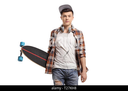 Trendige Teenager Skater mit einem Longboard auf weißem Hintergrund Stockfoto