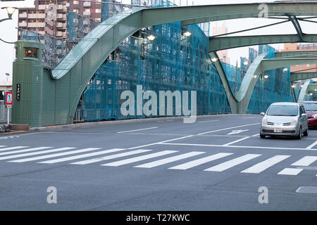 Jeden Tag habe ich Komagata Brücke auf dem Weg nach Kuramae Präfektur Station überschritten. Es ist eine perfekte Kombination aus Art-déco-Architektur & Blick auf moderne Tokio Skytree Stockfoto