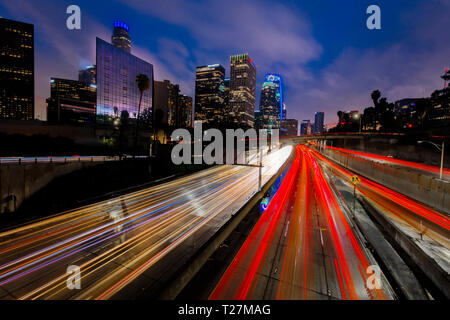 Januar 20, 2019, Los Angeles, CA, USA-Kalifornien 110 nach Süden führt, bis in die Innenstadt von Los Angeles mit Streifen im Auto leuchtet bei Sonnenuntergang Stockfoto