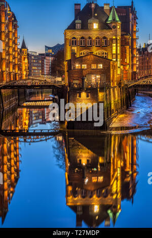 Das Wasserschloss in der Speicherstadt in Hamburg bei Nacht Stockfoto