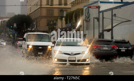 FEB 2, 2019-LA CA USA - Auto fahren durch tiefes Wasser in Downtown LA, CA bei starken Regensturm Stockfoto