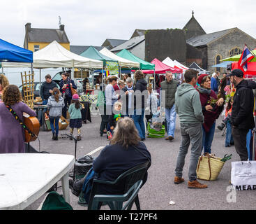 Menschenmassen einkaufen bei Farmers Market, Skibbereen, West Cork, Irland Stockfoto