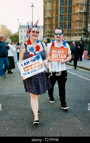 Pro Brexit März 29/3/2019 Demonstranten wandern vorbei an den Houses of Parliament, Westminster, London, UK Stockfoto