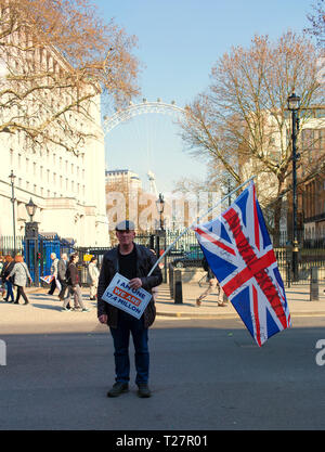 Pro Brexit März 29/3/2019 Demonstrant winkt ein Union Jack Flagge ausserhalb der Downing Street, Westminster, London, UK Stockfoto