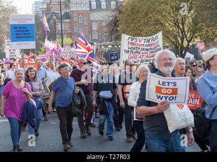 Pro Brexit März 29/3/2019 Demonstranten wandern vorbei an den Houses of Parliament, Westminster, London, UK Stockfoto