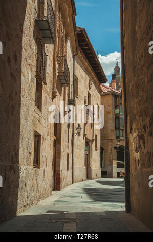 Einsame Gasse und alten gotischen Gebäuden aus Stein mit Balkon am Salamanca. Mit mittelalterlichen Gebäuden ist auch eine Universitätsstadt aus Spanien. Stockfoto