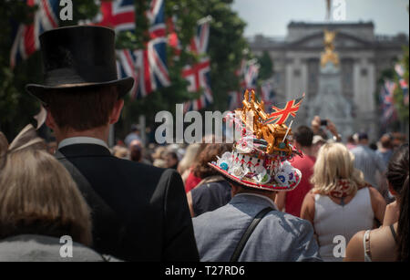 Die Massen sie Suchen den Mall - Geburtstag der Königin Parade. Stockfoto