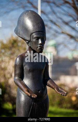 BUDAPEST, Ungarn - April, 2018: echnaton Statue im Garten der Philosophie am Gellertberg in Budapest Stockfoto