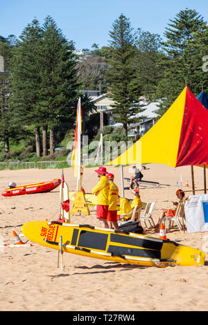 Australische surf rescue Volunteers auf Patrouille auf Newport Beach in Sydney, Australien Stockfoto